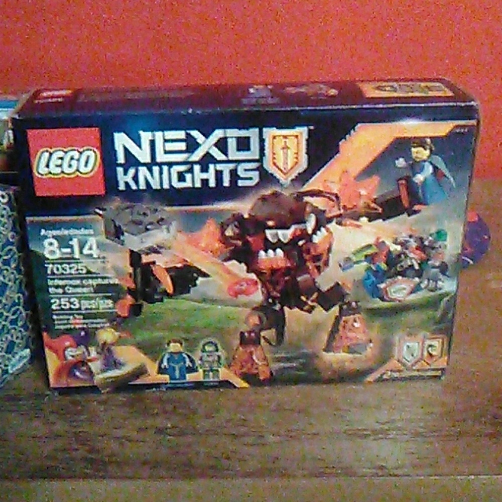 LEGO INFERNOX CAPTURES THE QUEEN set #70352